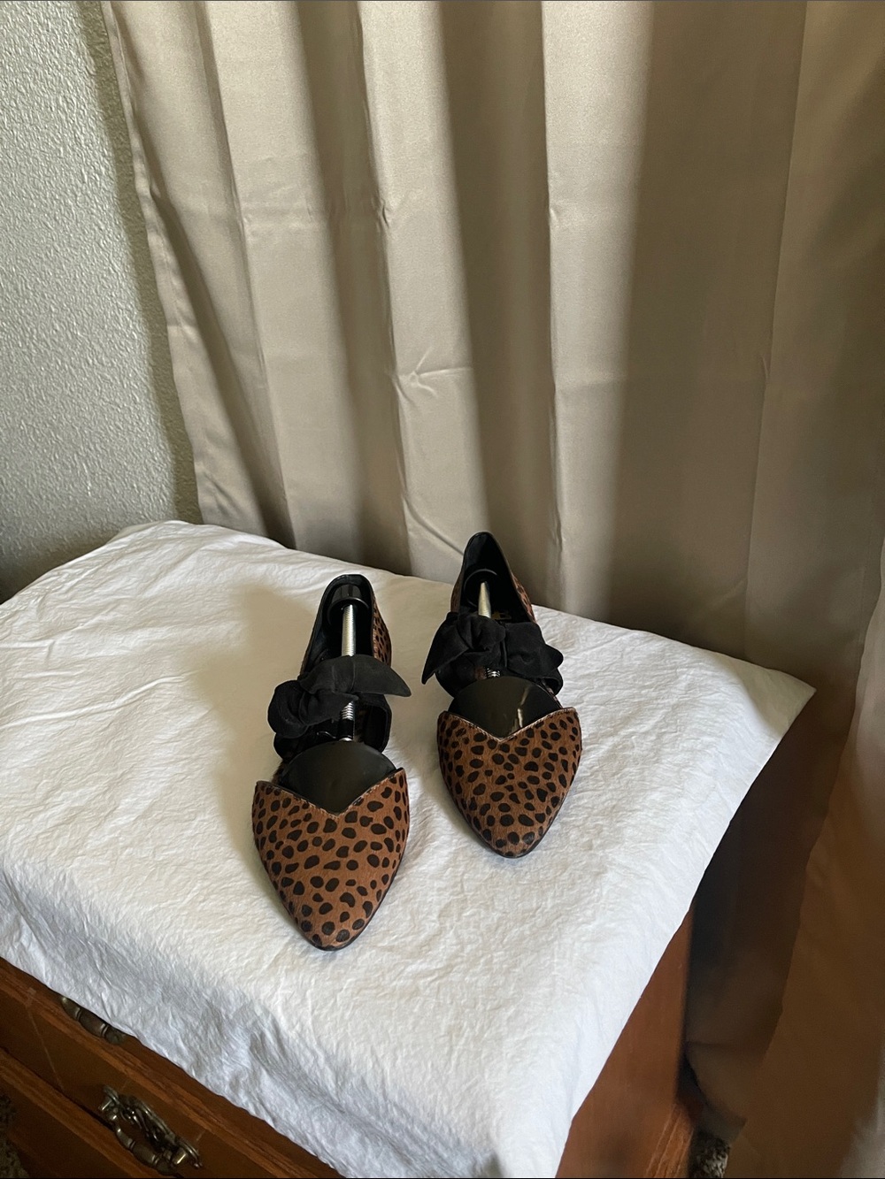 Gianni Bini Brown Leopard Pointed-Toe Flats with Black Bow  Size 7.5 EUC